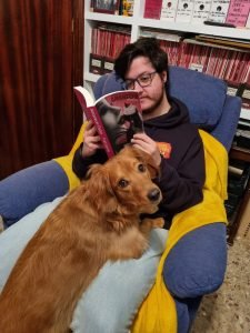 Lector con un ejemplar de Amanecer Dulce