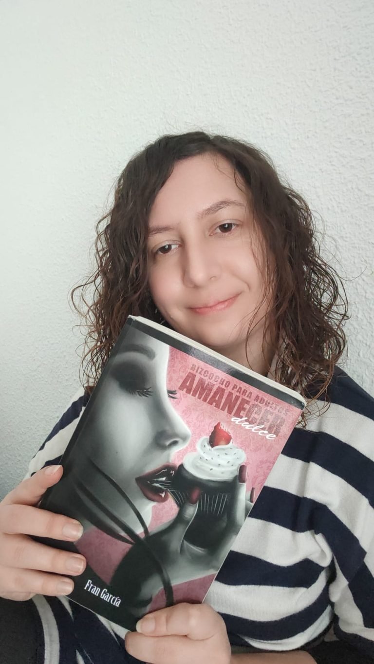 Lectora con un ejemplar de Amanecer Dulce
