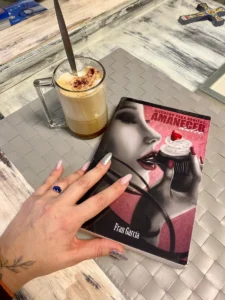 Lectora con un ejemplar de Amanecer Dulce