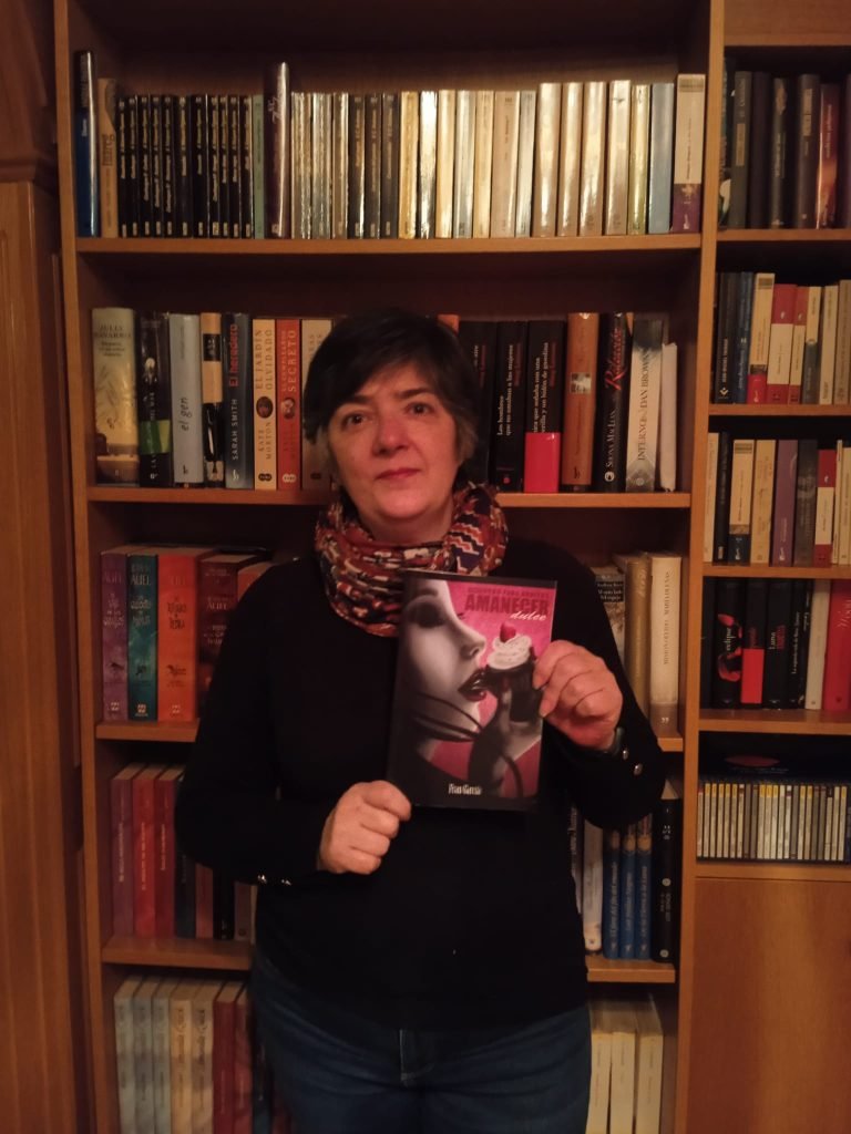 Lectora con un ejemplar de Amanecer Dulce