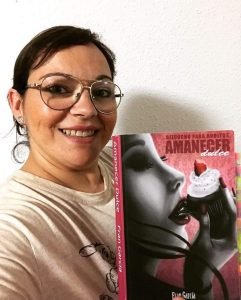 Lectora con un ejemplar de Amanecer Dulce