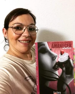 Lectora con un ejemplar de Amanecer Dulce