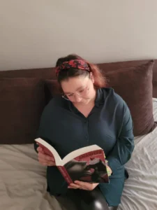 Lectora con un ejemplar de Amanecer Dulce