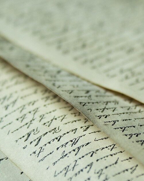 Hojas de papel antiguo con un manuscrito escrito a mano