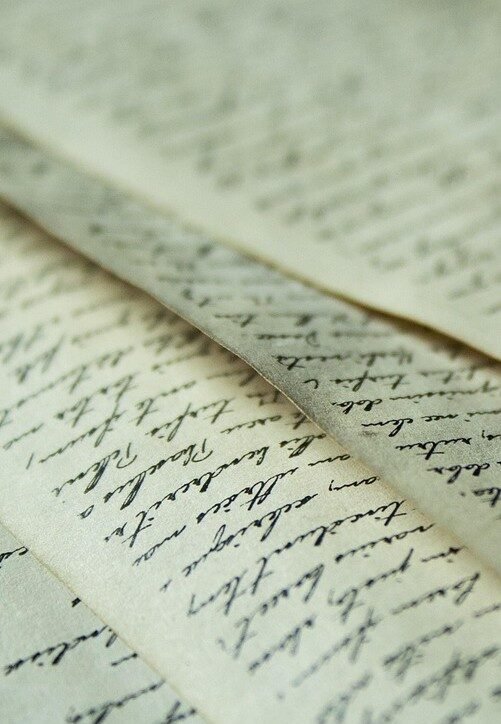 Hojas de papel antiguo con un manuscrito escrito a mano