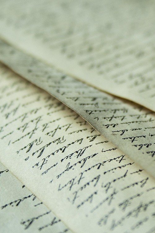 Hojas de papel antiguo con un manuscrito escrito a mano