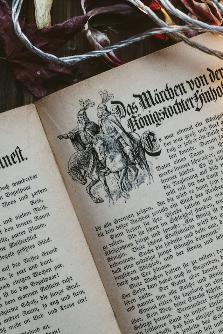 Libro abierto rodeado de luces y hojas, portada del artículo Monstruología literaria para despistados
